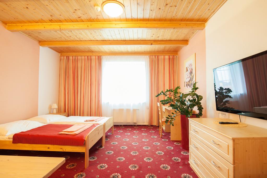Sport-V-Hotel Hrotovice Стая снимка