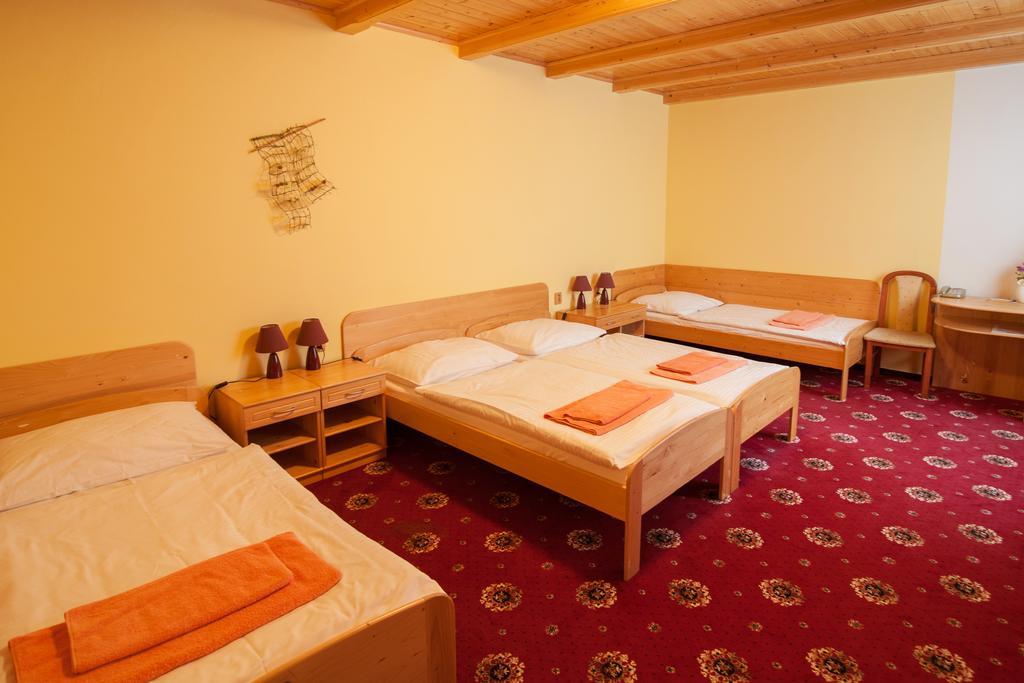 Sport-V-Hotel Hrotovice Стая снимка