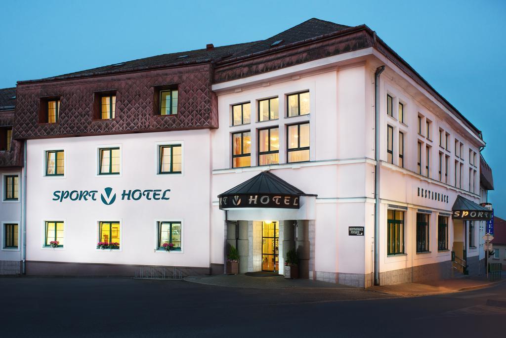 Sport-V-Hotel Hrotovice Екстериор снимка